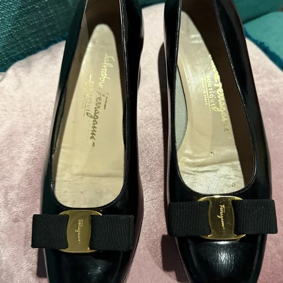 SALVATORE FERRAGAMO VARA BOW LEATHER LOW PUMPS, BLACK PATENT LEATHER, SIZE 9.5 - Picture 6 of 16